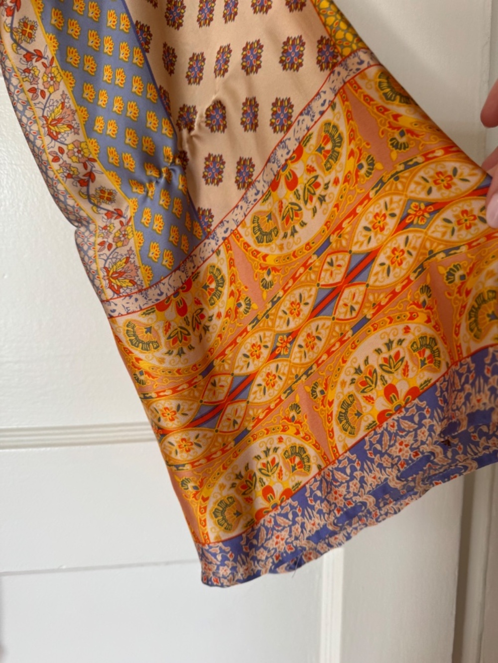 Silky Patterned Dress / Robe - Picture 5 of 6